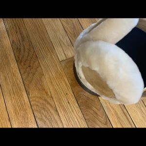 Uggs ear muff ( never been worn)